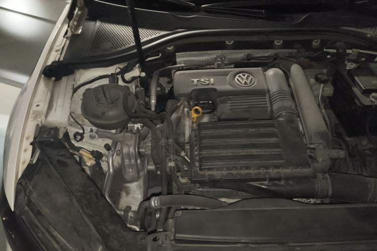 Used Volkswagen Lamando 2015 280TSI DSG Comfort Edition Engine Bay Right