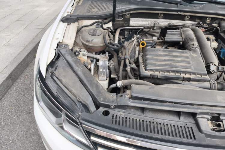 Used Volkswagen Lamando 2015 280TSI DSG Comfort Edition Engine Bay Right