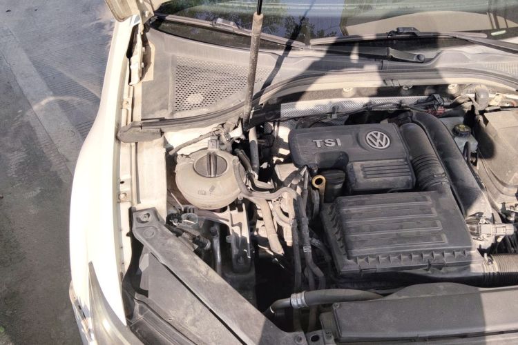 Used Volkswagen Lamando 2015 280TSI DSG Comfort Edition Engine Bay Right