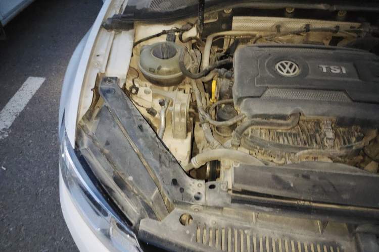 Used Volkswagen Lamando 2015 330TSI DSG Comfort Edition Engine Bay Right