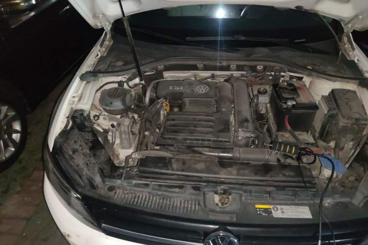 Used Volkswagen Lamando 2015 230TSI Manual Trend Edition Engine Bay Right