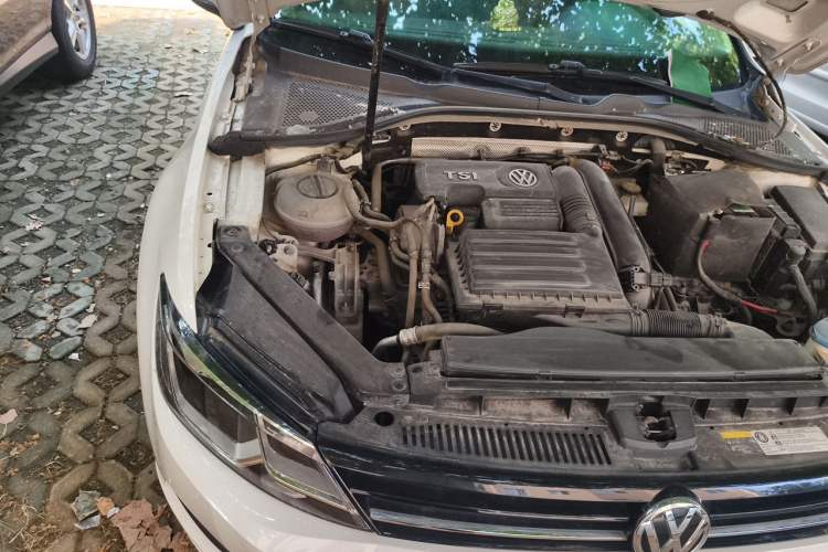 Used Volkswagen Lamando 2015 280TSI DSG Comfort Edition Engine Bay Right