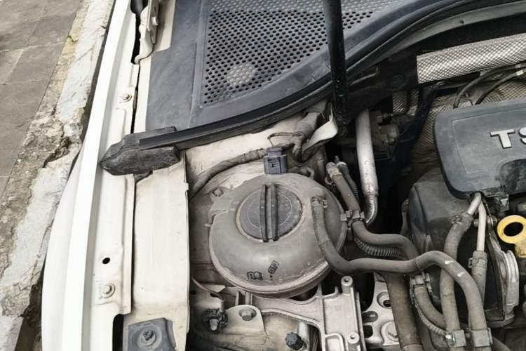 Used Volkswagen Lamando 2015 230TSI DSG Fashion Edition Engine Bay Right
