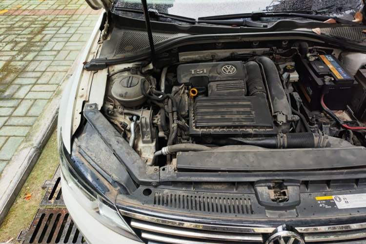 Used Volkswagen Lamando 2015 230TSI DSG Fashion Edition Engine Bay Right