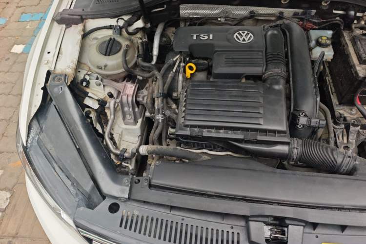 Used Volkswagen Lamando 2015 230TSI Manual Trend Edition Engine Bay Right