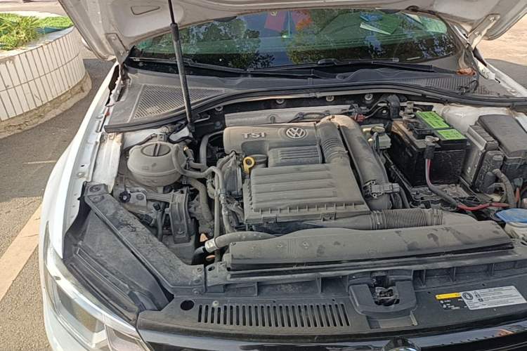 Used Volkswagen Lamando 2015 280TSI Manual Comfort Edition Engine Bay Right
