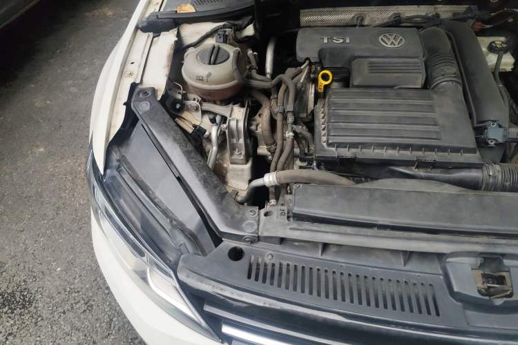 Used Volkswagen Lamando 2015 230TSI Manual Trend Edition Engine Bay Right