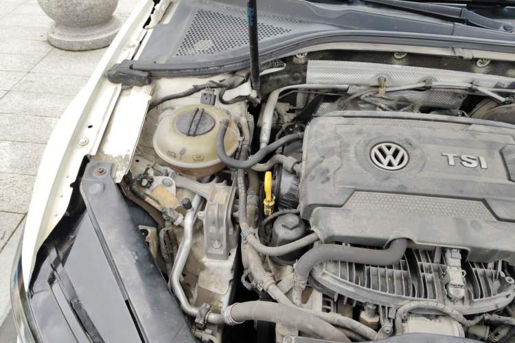 Used Volkswagen Lamando 2015 330TSI DSG Comfort Edition Engine Bay Right