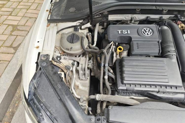 Used Volkswagen Lamando 2015 280TSI DSG Comfort Edition Engine Bay Right