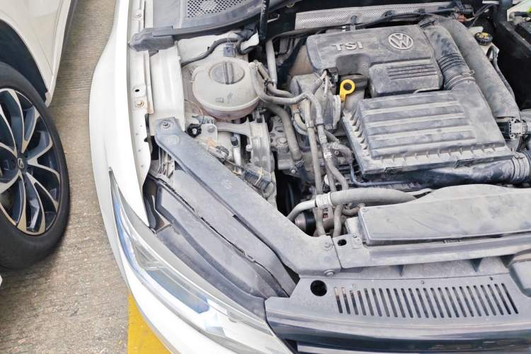 Used Volkswagen Lamando 2015 280TSI DSG Comfort Edition Engine Bay Right
