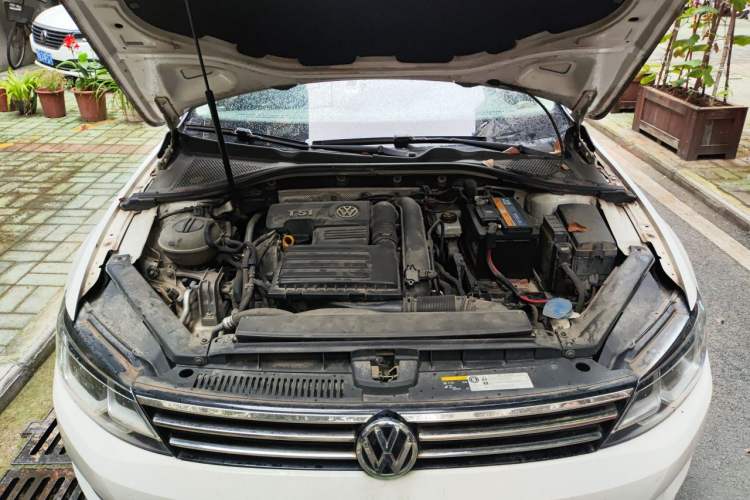 Used Volkswagen Lamando 2015 230TSI DSG Fashion Edition Engine Bay