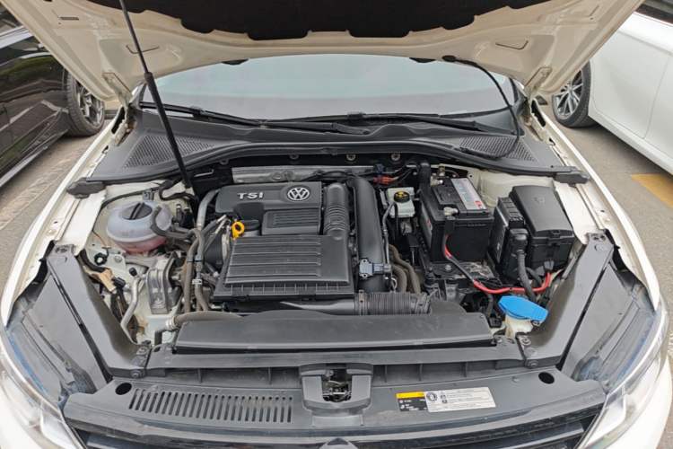 Used Volkswagen Lamando 2015 280TSI DSG Comfort Edition Engine Bay