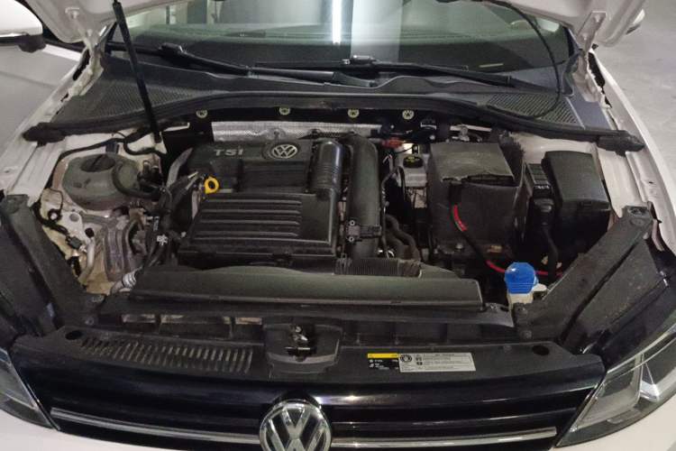 Used Volkswagen Lamando 2015 230TSI DSG Fashion Edition Engine Bay