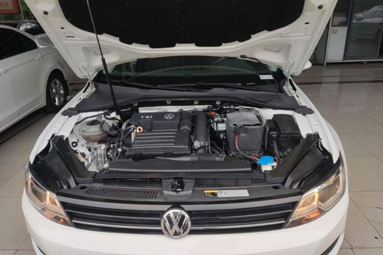 Used Volkswagen Lamando 2015 230TSI DSG Fashion Edition Engine Bay