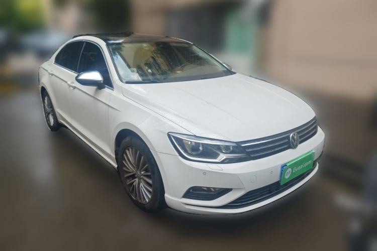 Used Volkswagen Lamando 2015 330TSI DSG Luxury Edition Front Right 45 Deg
