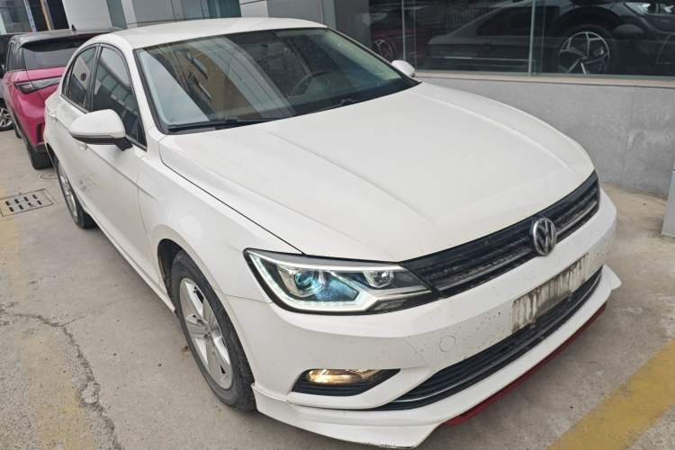 Used Volkswagen Lamando 2015 230TSI Manual Trend Edition Front Right 45 Deg