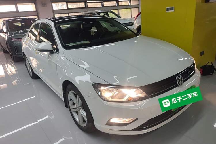 Used Volkswagen Lamando 2015 280TSI DSG Comfort Edition Front Right 45 Deg