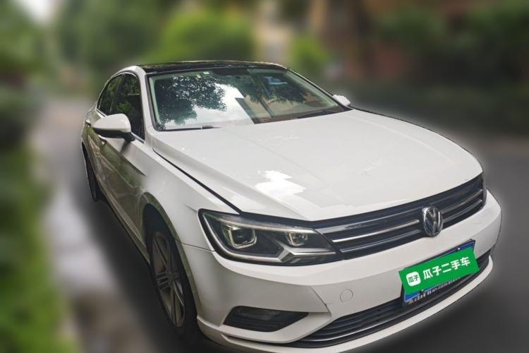 Used Volkswagen Lamando 2015 280TSI DSG Comfort Edition Front Right 45 Deg
