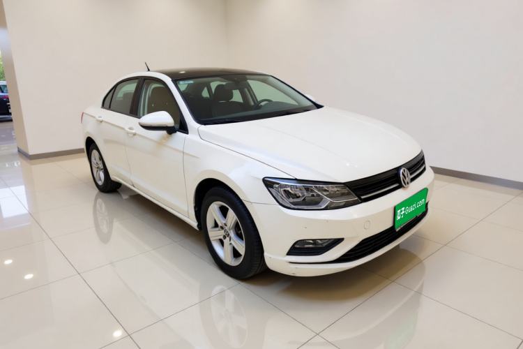Used Volkswagen Lamando 2015 230TSI DSG Fashion Edition Front Right 45 Deg