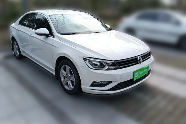 Used Volkswagen Lamando 2015 230TSI Manual Trend Edition Front Right 45 Deg
