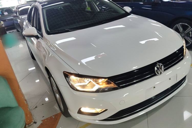 Used Volkswagen Lamando 2015 330TSI DSG Comfort Edition Front Right 45 Deg