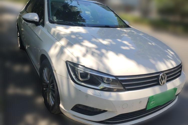 Used Volkswagen Lamando 2015 330TSI DSG Luxury Edition Front Right 45 Deg