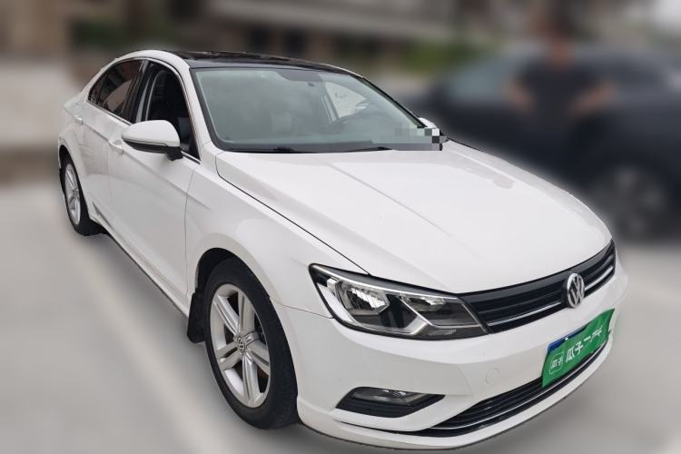 Used Volkswagen Lamando 2015 330TSI DSG Comfort Edition Front Right 45 Deg