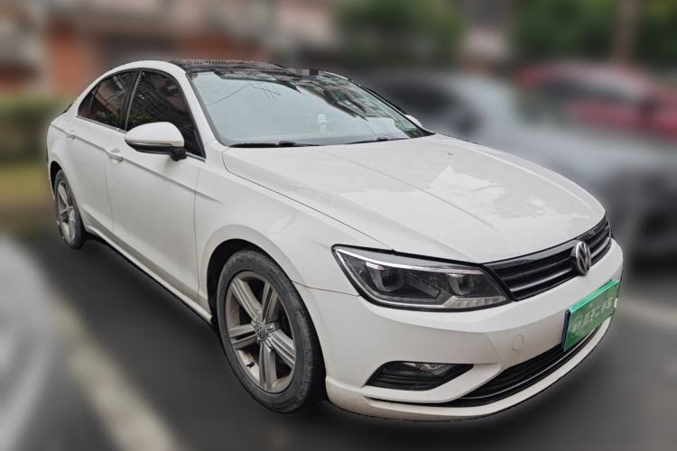 Used Volkswagen Lamando 2015 330TSI DSG Comfort Edition Front Right 45 Deg