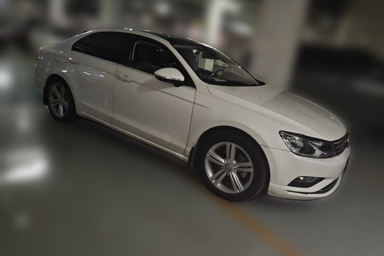 Used Volkswagen Lamando 2015 280TSI DSG Comfort Edition Front Right 45 Deg