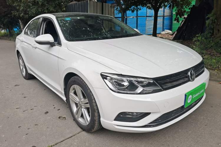 Used Volkswagen Lamando 2015 280TSI DSG Comfort Edition Front Right 45 Deg