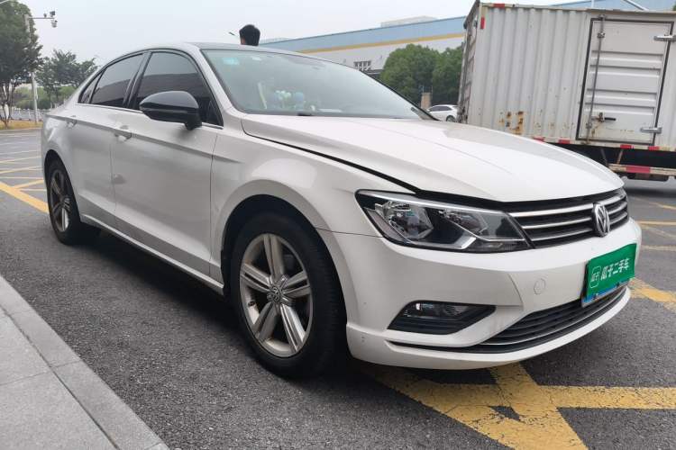 Used Volkswagen Lamando 2015 280TSI DSG Comfort Edition Front Right 45 Deg