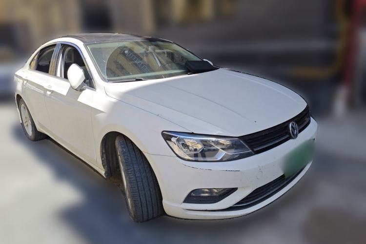 Used Volkswagen Lamando 2015 280TSI DSG Comfort Edition Front Right 45 Deg