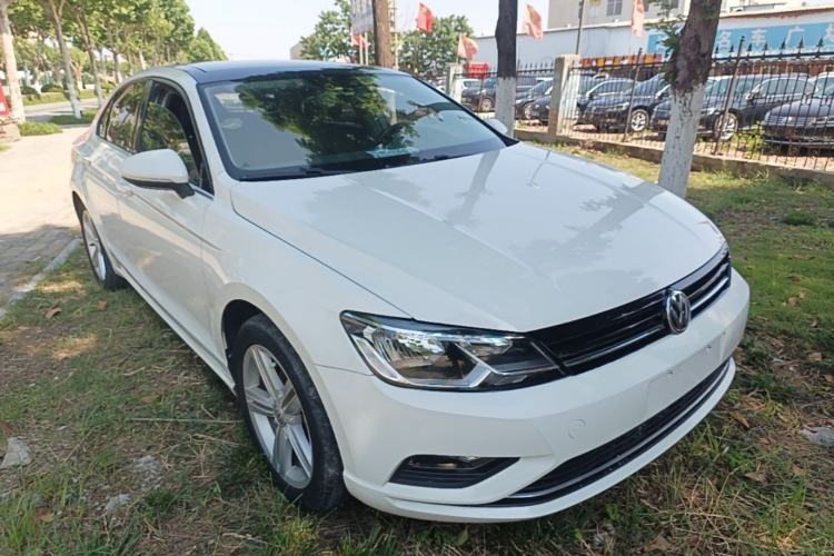 Used Volkswagen Lamando 2015 280TSI DSG Comfort Edition Front Right 45 Deg
