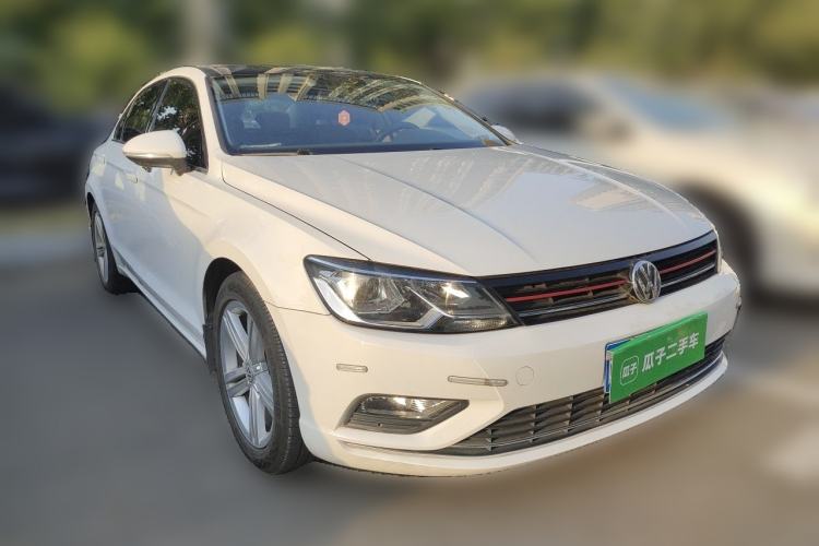 Used Volkswagen Lamando 2015 330TSI DSG Comfort Edition Front Right 45 Deg