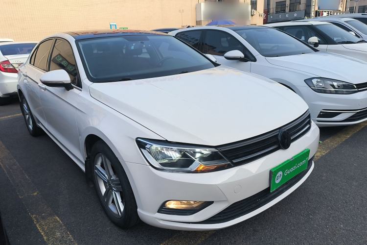 Used Volkswagen Lamando 2015 280TSI DSG Comfort Edition Front Right 45 Deg