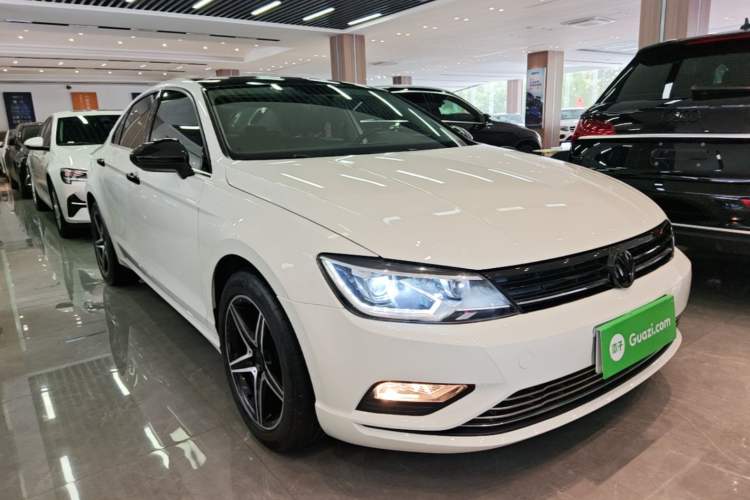 Used Volkswagen Lamando 2015 280TSI DSG Comfort Edition Front Right 45 Deg