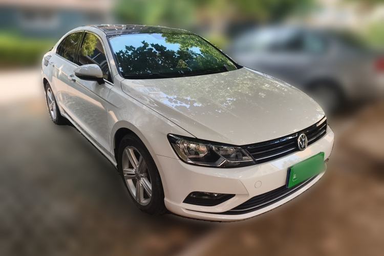 Used Volkswagen Lamando 2015 280TSI DSG Comfort Edition Front Right 45 Deg