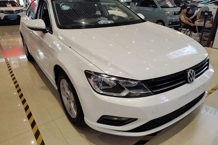 Used Volkswagen Lamando 2015 230TSI Manual Trend Edition Front Right 45 Deg