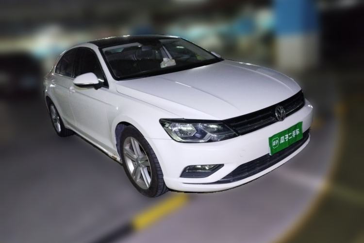 Used Volkswagen Lamando 2015 280TSI DSG Comfort Edition Front Right 45 Deg