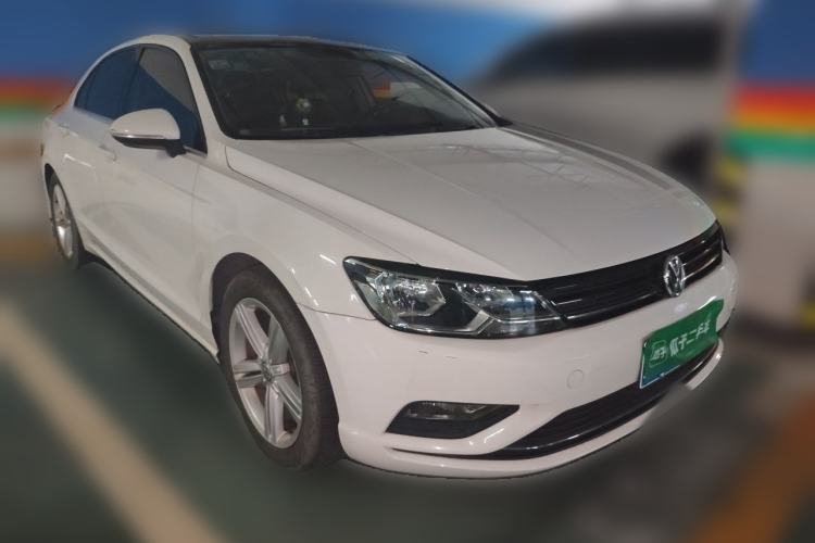 Used Volkswagen Lamando 2015 280TSI DSG Comfort Edition Front Right 45 Deg