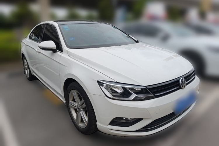 Used Volkswagen Lamando 2015 280TSI DSG Comfort Edition Front Right 45 Deg