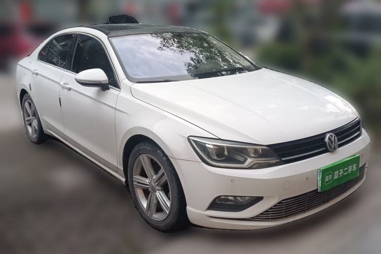 Used Volkswagen Lamando 2015 280TSI DSG Comfort Edition Front Right 45 Deg