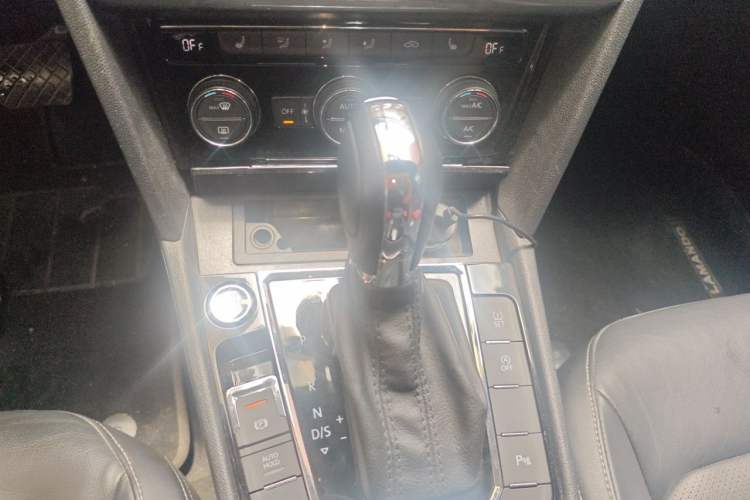 Used Volkswagen Lamando 2015 330TSI DSG Luxury Edition Gear Lever