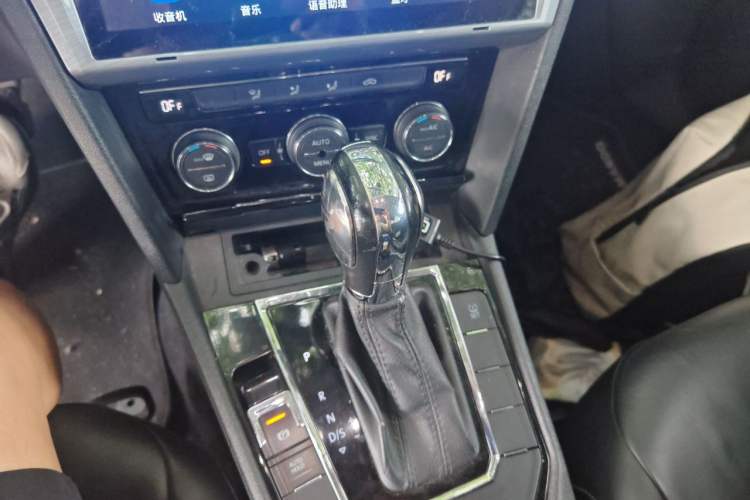 Used Volkswagen Lamando 2015 280TSI DSG Comfort Edition Gear Lever
