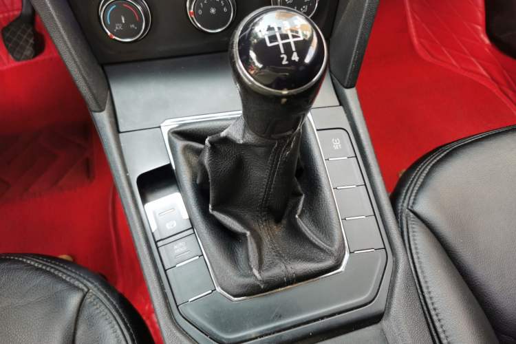 Used Volkswagen Lamando 2015 230TSI Manual Trend Edition Gear Lever