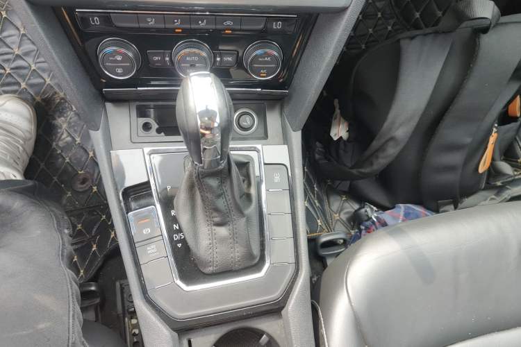 Used Volkswagen Lamando 2015 330TSI DSG Comfort Edition Gear Lever