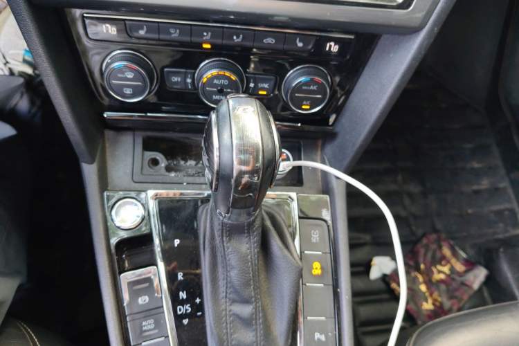 Used Volkswagen Lamando 2015 330TSI DSG Luxury Edition Gear Lever