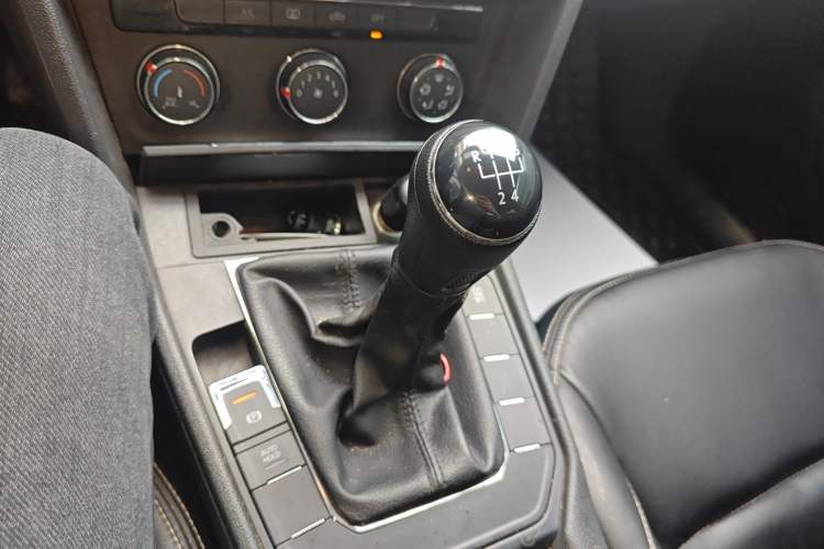 Used Volkswagen Lamando 2015 230TSI Manual Trend Edition Gear Lever