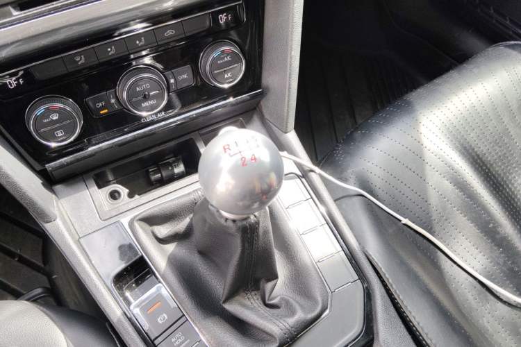 Used Volkswagen Lamando 2015 280TSI Manual Comfort Edition Gear Lever