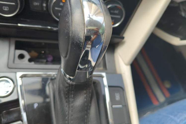 Used Volkswagen Lamando 2015 280TSI DSG Luxury Edition Gear Lever